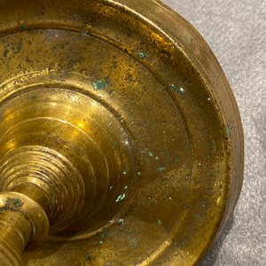 Twee bronzen knoopkandelaars, Vlaanderen of Nederland, 16e eeuw — foto 23