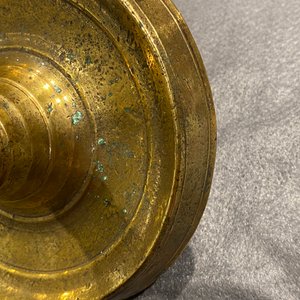 Twee bronzen knoopkandelaars, Vlaanderen of Nederland, 16e eeuw — foto 24
