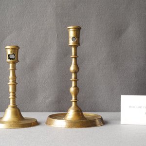 Twee bronzen knoopkandelaars, Vlaanderen of Nederland, 16e eeuw — foto 9