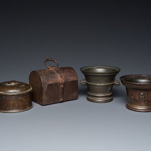 Twee bronzen vijzels, een ronde dekseldoos en een ijzeren kistje, West-Europa, 16/17e eeuw — foto 1
