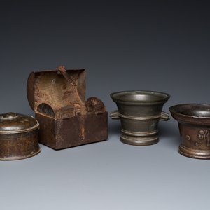 Twee bronzen vijzels, een ronde dekseldoos en een ijzeren kistje, West-Europa, 16/17e eeuw — foto 2