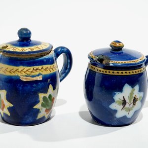 Twee Brussels aardewerken mosterdpotjes met blauwe fondkleur, 18/19e eeuw — foto 1