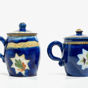 Twee Brussels aardewerken mosterdpotjes met blauwe fondkleur, 18/19e eeuw — foto 4