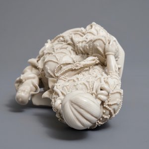 Twee Chinees Dehua blanc de Chine figuren van Guanyin met dienaar en een Luohan, 19e eeuw — foto 13