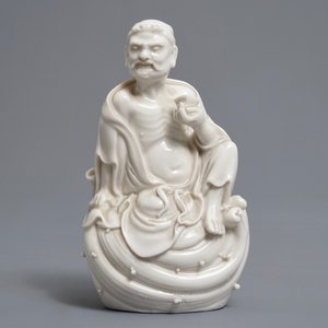 Twee Chinees Dehua blanc de Chine figuren van Guanyin met dienaar en een Luohan, 19e eeuw — foto 2