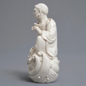 Twee Chinees Dehua blanc de Chine figuren van Guanyin met dienaar en een Luohan, 19e eeuw — foto 5