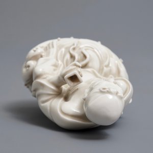 Twee Chinees Dehua blanc de Chine figuren van Guanyin met dienaar en een Luohan, 19e eeuw — foto 6