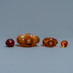 Twee Chinese amber-simulerende glazen snuifflessen, 18/19e eeuw — foto 5
