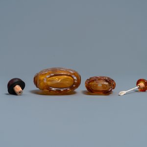 Twee Chinese amber-simulerende glazen snuifflessen, 18/19e eeuw — foto 6