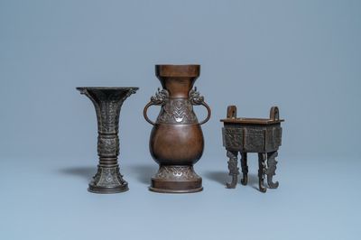 Twee Chinese archaïsche bronzen vazen en een wierookbrander, 18/19e eeuw