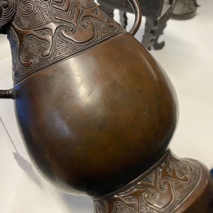 Twee Chinese archaïsche bronzen vazen en een wierookbrander, 18/19e eeuw — foto 12