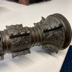 Twee Chinese archaïsche bronzen vazen en een wierookbrander, 18/19e eeuw — foto 19