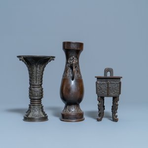 Twee Chinese archaïsche bronzen vazen en een wierookbrander, 18/19e eeuw — foto 5