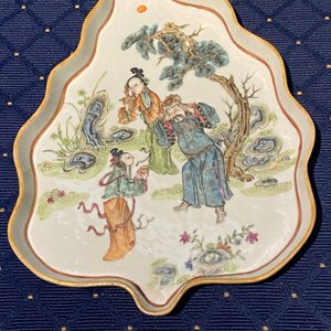 Twee Chinese bladvormige famille rose schotels, 19e eeuw — foto 4