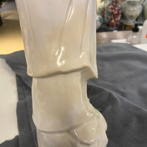 Twee Chinese blanc de Chine figuren van Liu Hai en Guanyin, Kangxi — foto 17