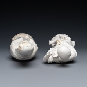 Twee Chinese blanc de Chine figuren van Liu Hai en Guanyin, Kangxi — foto 5