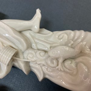 Twee Chinese blanc de Chine figuren van Liu Hai en Guanyin, Kangxi — foto 10