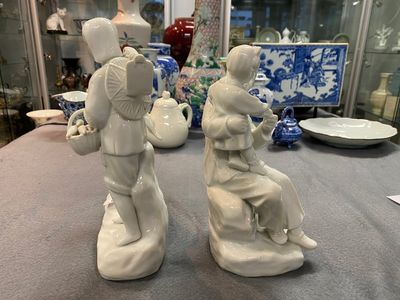 Twee Chinese blanc de Chine groepen met Culturele Revolutie decor, 20e eeuw — foto 6