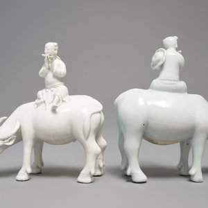 Twee Chinese blanc de Chine modellen van fluitspelers op buffels, 18/19e eeuw — foto 3
