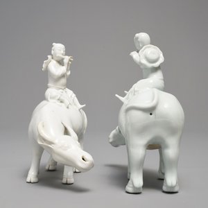 Twee Chinese blanc de Chine modellen van fluitspelers op buffels, 18/19e eeuw — foto 6