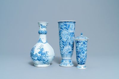 Twee Chinese blauw-witte bekers en een flesvormige vaas, Kangxi/Qianlong