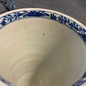Twee Chinese blauw-witte bekers en een flesvormige vaas, Kangxi/Qianlong — foto 12