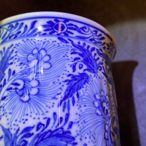 Twee Chinese blauw-witte bekers en een flesvormige vaas, Kangxi/Qianlong — foto 15