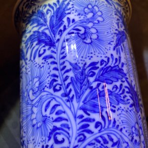 Twee Chinese blauw-witte bekers en een flesvormige vaas, Kangxi/Qianlong — foto 16