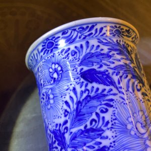 Twee Chinese blauw-witte bekers en een flesvormige vaas, Kangxi/Qianlong — foto 18