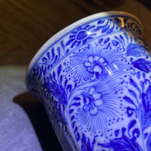 Twee Chinese blauw-witte bekers en een flesvormige vaas, Kangxi/Qianlong — foto 19