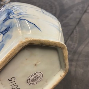 Twee Chinese blauw-witte bekers en een flesvormige vaas, Kangxi/Qianlong — foto 29