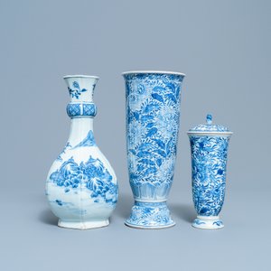 Twee Chinese blauw-witte bekers en een flesvormige vaas, Kangxi/Qianlong — foto 5
