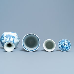 Twee Chinese blauw-witte bekers en een flesvormige vaas, Kangxi/Qianlong — foto 6