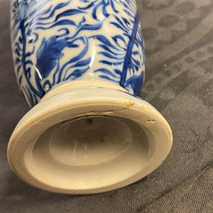 Twee Chinese blauw-witte bekers en een flesvormige vaas, Kangxi/Qianlong — foto 9