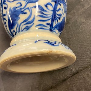 Twee Chinese blauw-witte bekers en een flesvormige vaas, Kangxi/Qianlong — foto 10