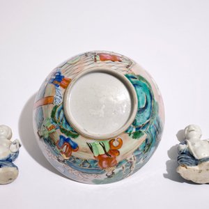 Twee Chinese blauw-witte biscuit geglazuurde figuren van jongens en een Canton famille rose kom, 19e eeuw — foto 6