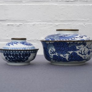 Twee Chinese blauw-witte 'Bleu de Hue' dekselkommen voor de Vietnamese markt, 19e eeuw — foto 11