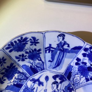 Twee Chinese blauw-witte borden en een inktpot, Kangxi — foto 11