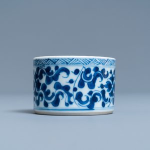 Twee Chinese blauw-witte borden en een inktpot, Kangxi — foto 6