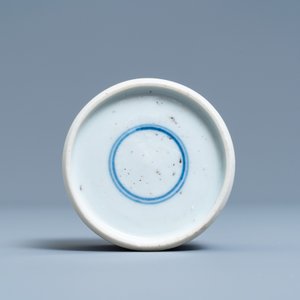Twee Chinese blauw-witte borden en een inktpot, Kangxi — foto 9