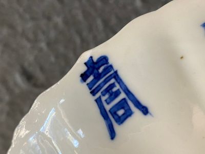 Twee Chinese blauw-witte borden, Kangxi merk en periode — foto 11