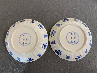 Twee Chinese blauw-witte borden, Kangxi merk en periode — foto 2