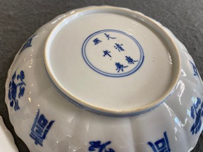 Twee Chinese blauw-witte borden, Kangxi merk en periode — foto 4