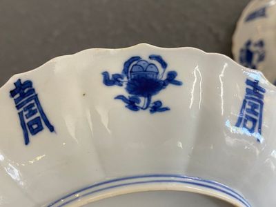 Twee Chinese blauw-witte borden, Kangxi merk en periode — foto 5