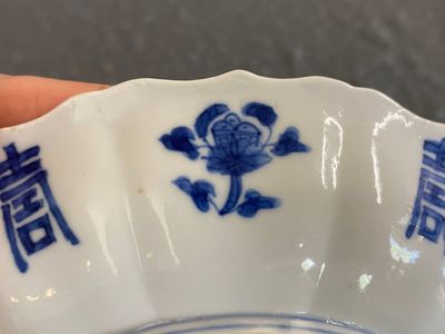 Twee Chinese blauw-witte borden, Kangxi merk en periode — foto 6