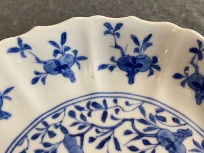 Twee Chinese blauw-witte borden, Kangxi merk en periode — foto 8