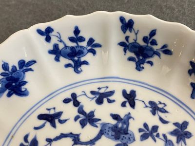 Twee Chinese blauw-witte borden, Kangxi merk en periode — foto 9