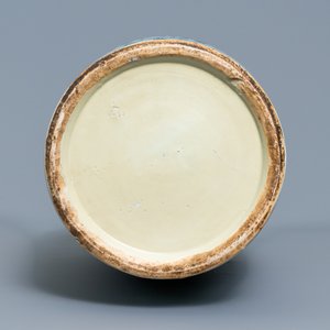 Twee Chinese blauw-witte celadon vazen en een ijzerrode vaas, 19e eeuw — foto 12