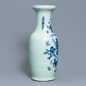 Twee Chinese blauw-witte celadon vazen en een ijzerrode vaas, 19e eeuw — foto 4