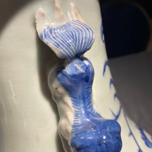 Twee Chinese blauw-witte celadon vazen met draken en feniksen, 19e eeuw — foto 11